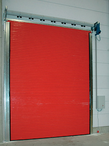 Противопожарные рулонные красные ворота в цеху
